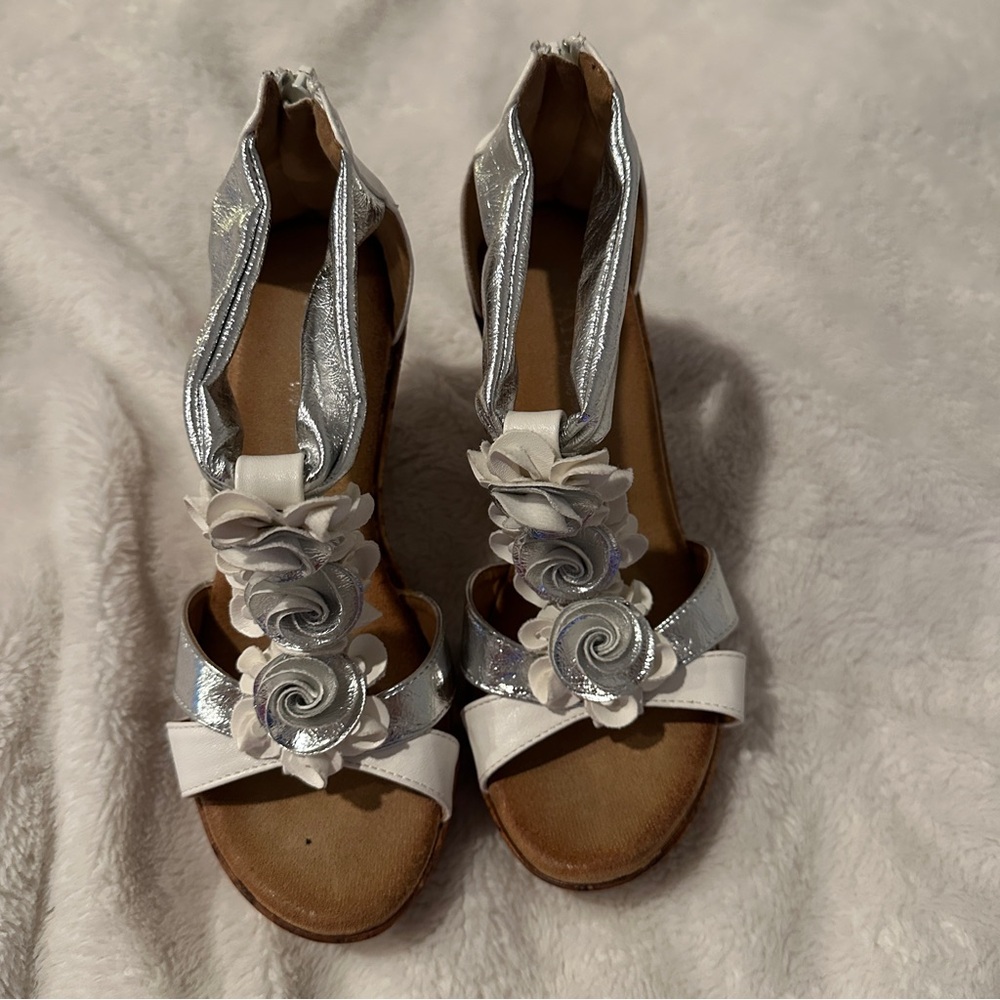 Chic Silver and White Floral Women's Wedges Size 6.5